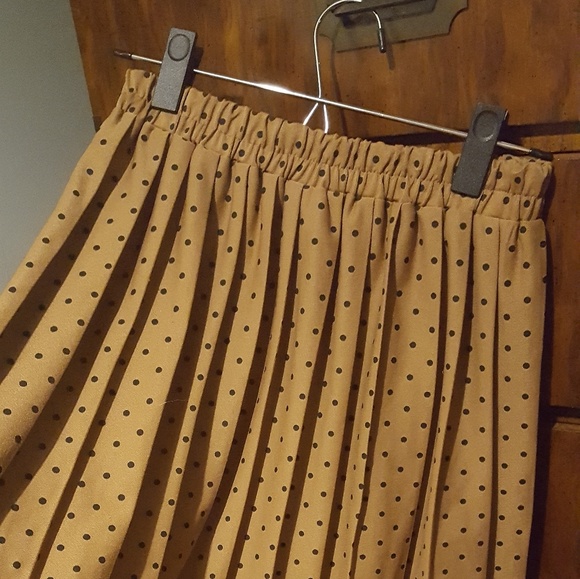 Vintage Pleated Tan Skirt with Black Polka Dots - Picture 3 of 5